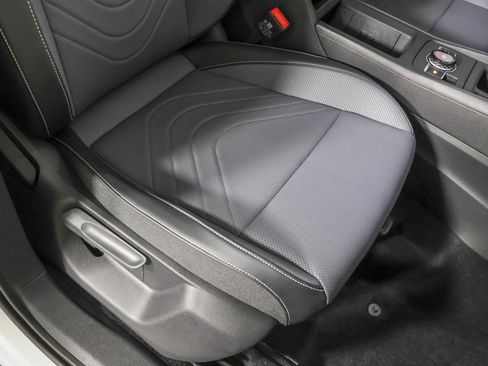 New 2026 Volkswagen Tiguan SE image 45