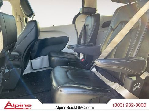 Used 2023 Chrysler Pacifica Touring-L FWD image 13