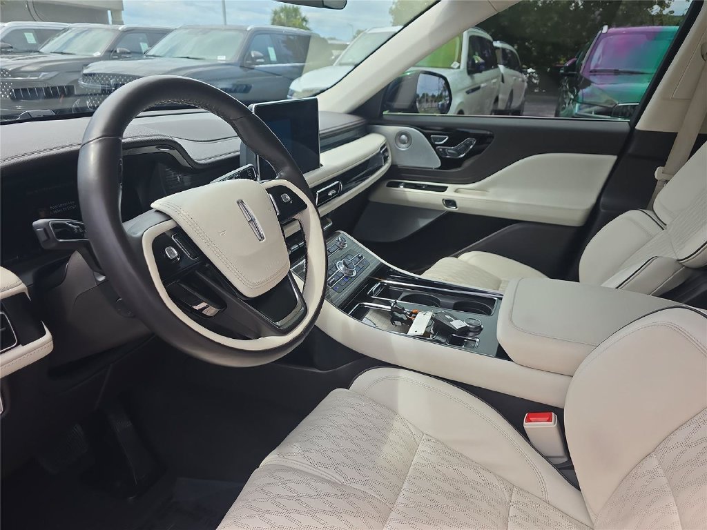 Certified 2023 Lincoln Aviator Black Label Grand Touring w/ Class IV Trailer Tow Package AWD/4WD image 17