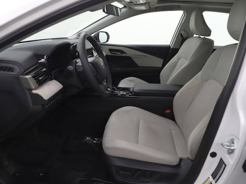 Used 2025 Toyota Camry XLE w/ Premium Plus Package image 15