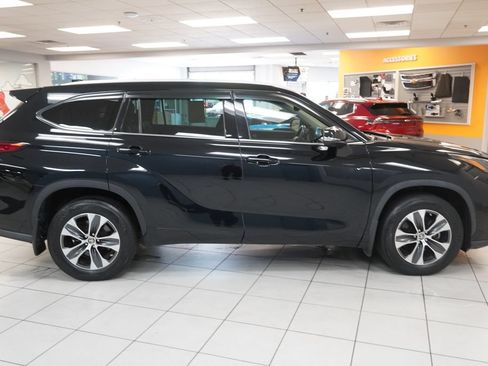 Used 2022 Toyota Highlander XLE AWD/4WD image 14