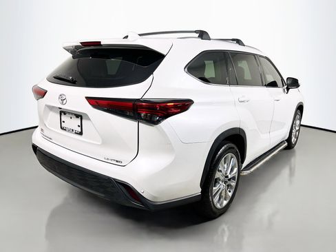 Used 2023 Toyota Highlander Limited FWD image 4