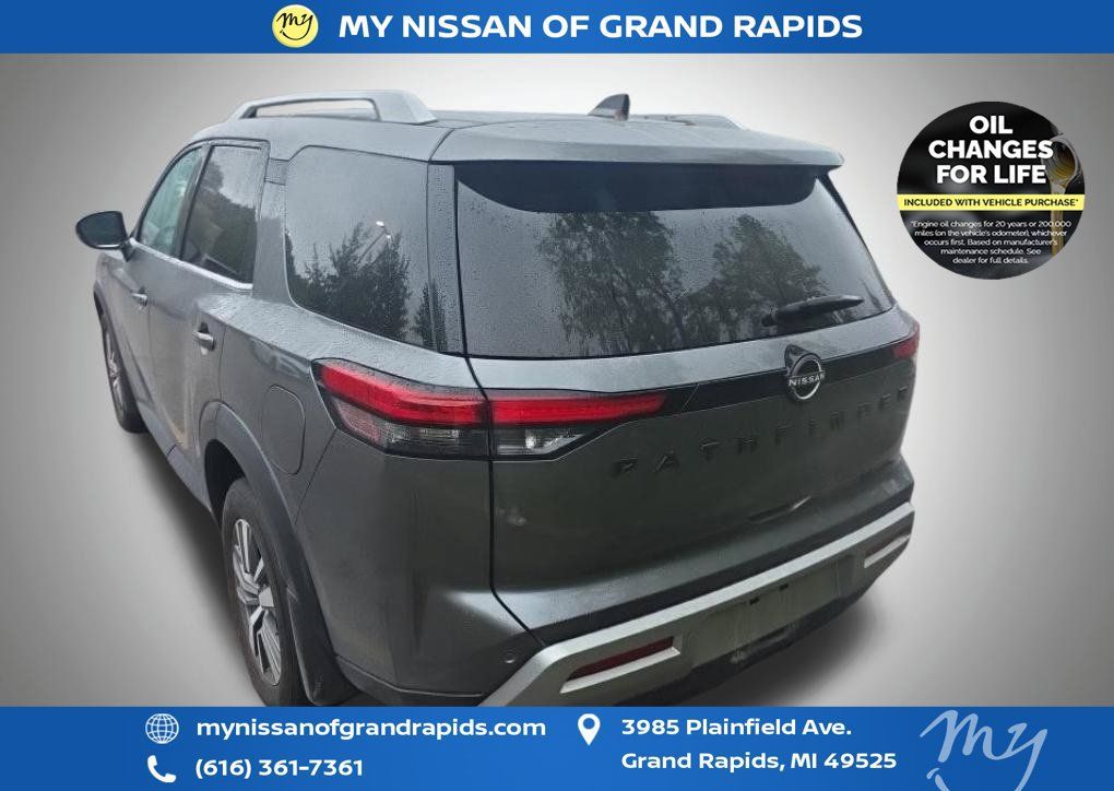Used 2024 Nissan Pathfinder SL w/ Black Appearance Package AWD/4WD image 7