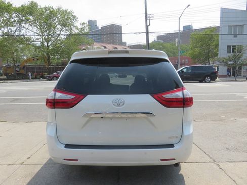 Used 2016 Toyota Sienna Limited Premium FWD image 8