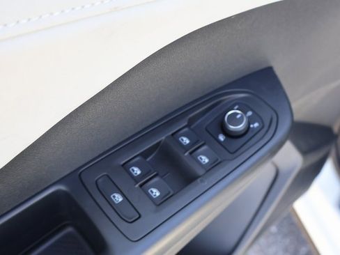 Certified 2025 Volkswagen Taos SE image 11