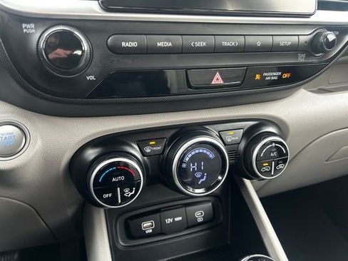 Certified 2025 Hyundai Venue SEL image 22
