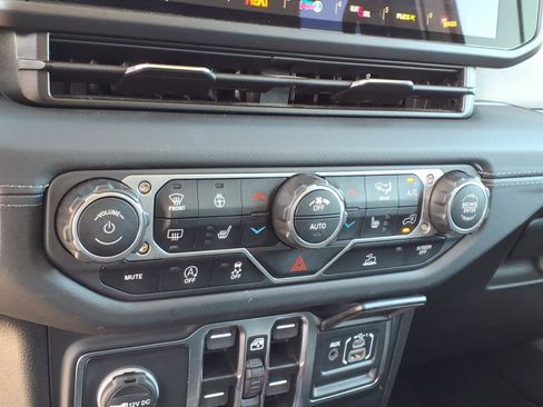 Used 2025 Jeep Wrangler Unlimited Sahara AWD/4WD image 12