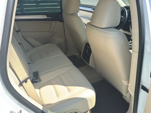 Used 2015 Volkswagen Touareg Sport AWD/4WD image 13