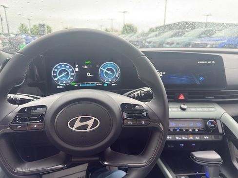 Used 2025 Hyundai Elantra Limited FWD image 15