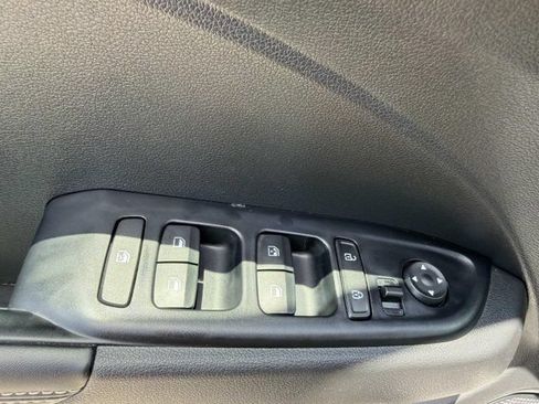 Used 2023 Hyundai Venue Limited w/ Cargo Package FWD image 8