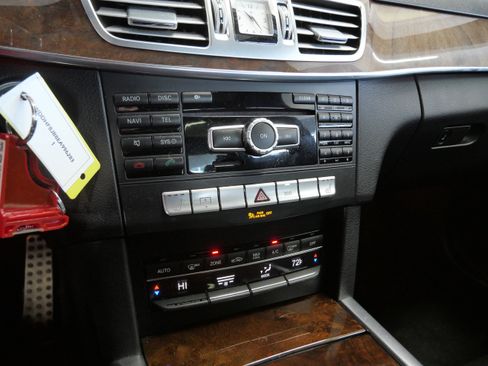 Used 2014 Mercedes-Benz E 350 4MATIC Sedan image 21