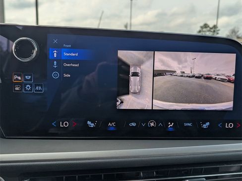 Used 2024 Chevrolet Traverse LT image 16