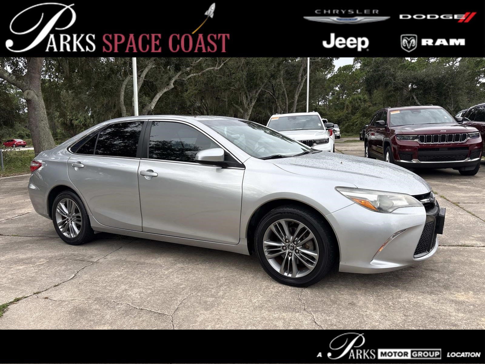 Used 2015 Toyota Camry SE w/ Moonroof Package FWD image 1