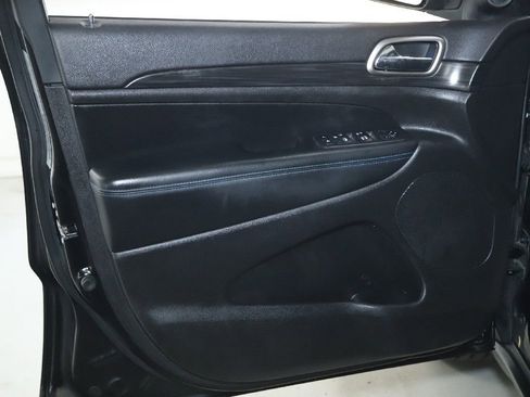 Used 2019 Jeep Grand Cherokee Laredo image 16