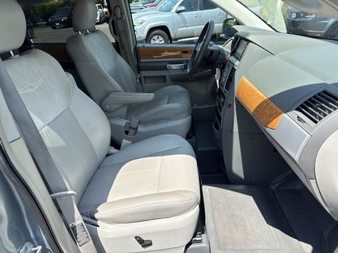 Used 2008 Chrysler Town & Country Limited w/ Trailer Tow Group FWD image 19