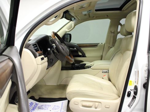 Used 2019 Lexus LX 570 4WD w/ Luxury Package image 12