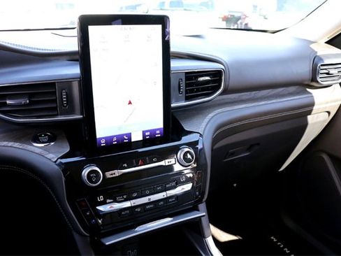 Used 2021 Ford Explorer Platinum w/ Premium Technology Package image 16