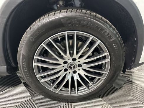 Used 2025 Mercedes-Benz GLC 300 4MATIC image 32