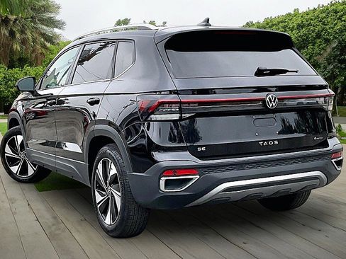 Used 2025 Volkswagen Taos SE AWD/4WD image 10