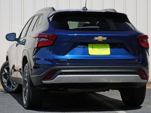 Used 2024 Chevrolet Trax LT w/ Driver Confidence Package FWD image 5