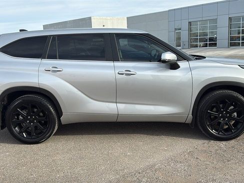 Used 2023 Toyota Highlander LE image 2