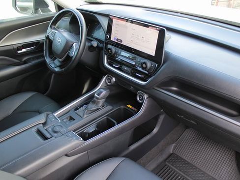 Used 2024 Toyota Grand Highlander XLE image 18
