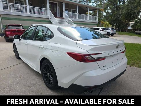 Used 2025 Toyota Camry SE FWD image 3