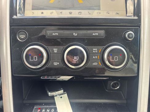 Used 2017 Land Rover Discovery HSE AWD/4WD image 23
