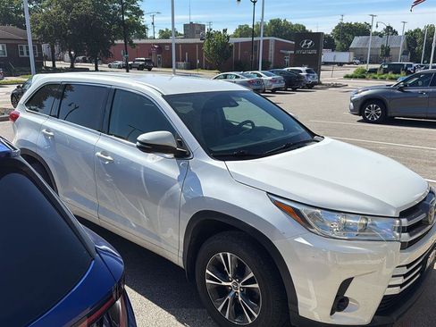 Used 2018 Toyota Highlander LE AWD/4WD image 1