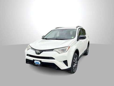 Used 2018 Toyota RAV4 LE FWD image 1