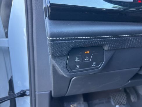 Used 2024 Volkswagen Atlas Cross Sport SE image 40