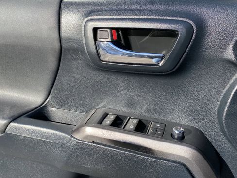 Used 2016 Toyota Tacoma TRD Sport image 15