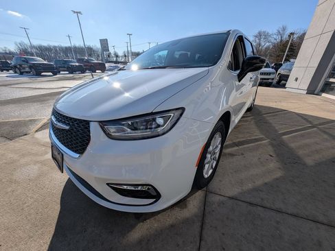 Used 2024 Chrysler Pacifica Touring-L FWD image 11