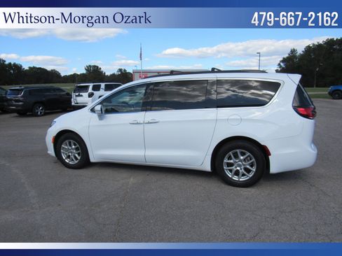 Used 2022 Chrysler Pacifica Touring-L image 8