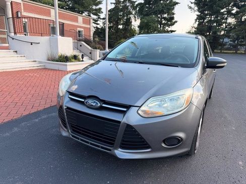 Used 2014 Ford Focus SE FWD image 2