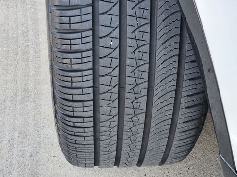 Certified 2025 Land Rover Discovery Dynamic SE image 12