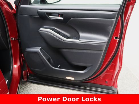 Certified 2024 Toyota Highlander XSE image 39