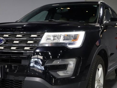 Used 2017 Ford Explorer XLT w/ Equipment Group 202A AWD/4WD image 31