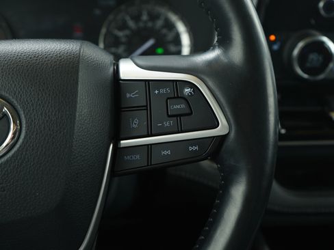 Used 2022 Toyota Highlander XLE image 27