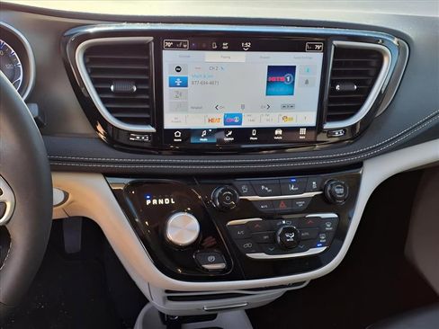 Used 2024 Chrysler Pacifica Touring-L image 8