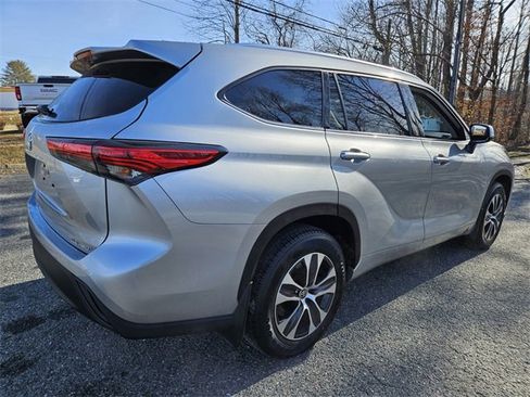 Used 2021 Toyota Highlander XLE image 7