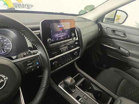 Used 2025 Nissan Pathfinder SV image 24