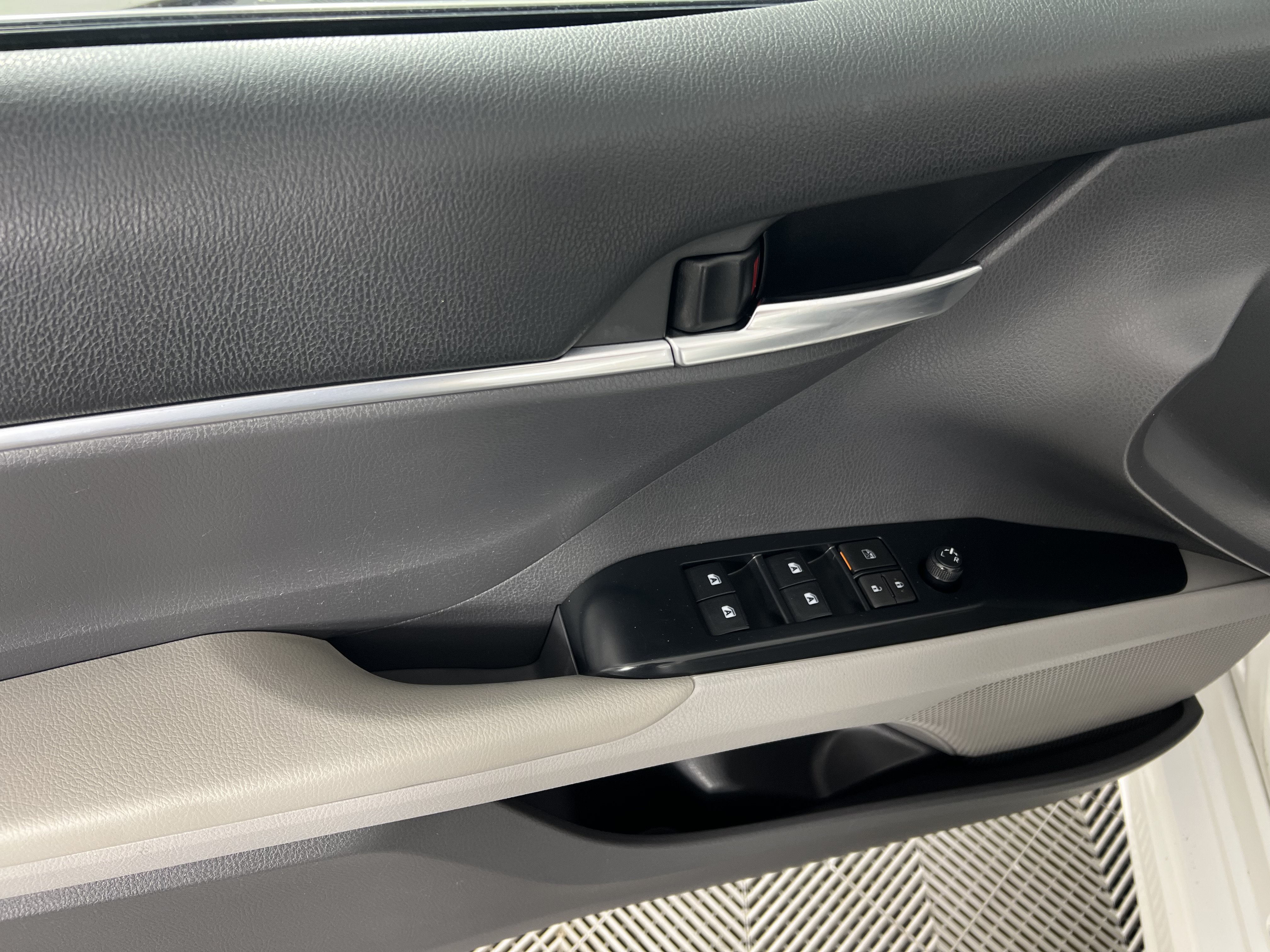 Used 2019 Toyota Camry SE FWD image 18