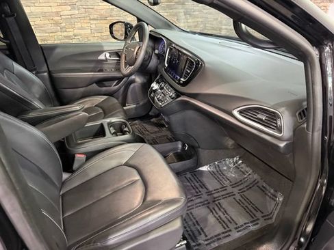 Used 2025 Chrysler Pacifica Select FWD image 21