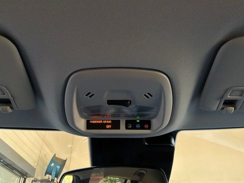 Used 2025 Chevrolet Trax LT w/ LT Convenience Package FWD image 16