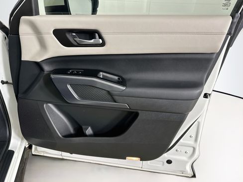 Used 2022 Nissan Pathfinder SL w/ SL Black Package FWD image 34