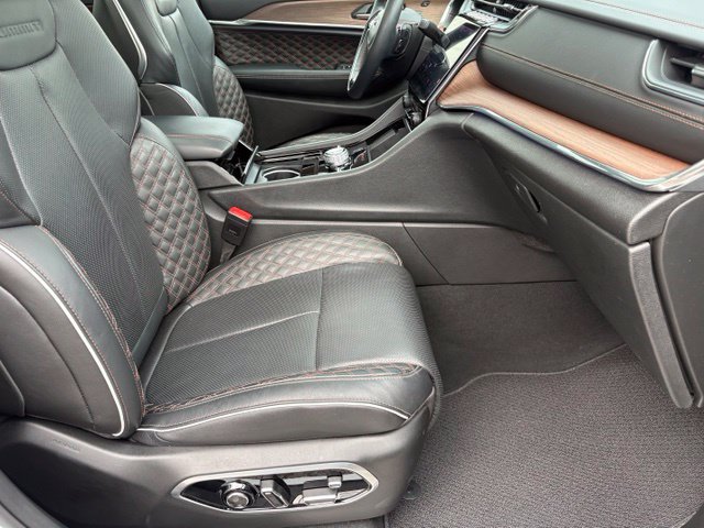 Used 2025 Jeep Grand Cherokee Summit AWD/4WD image 19