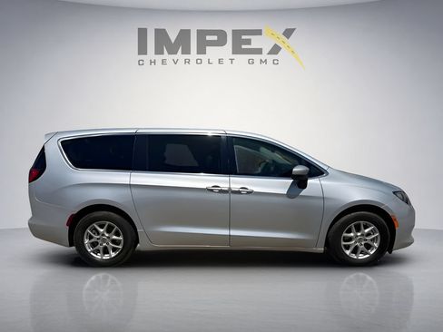 Used 2023 Chrysler Voyager LX FWD image 6