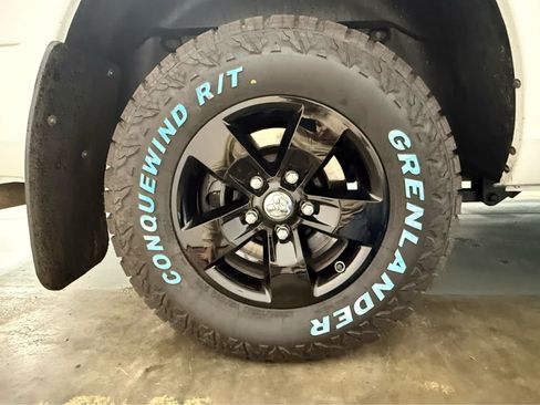 Used 2018 RAM 1500 ST w/ SXT Appearance Group AWD/4WD image 10