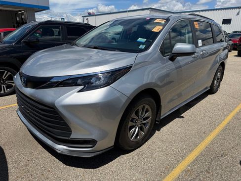Used 2024 Toyota Sienna LE AWD/4WD image 5